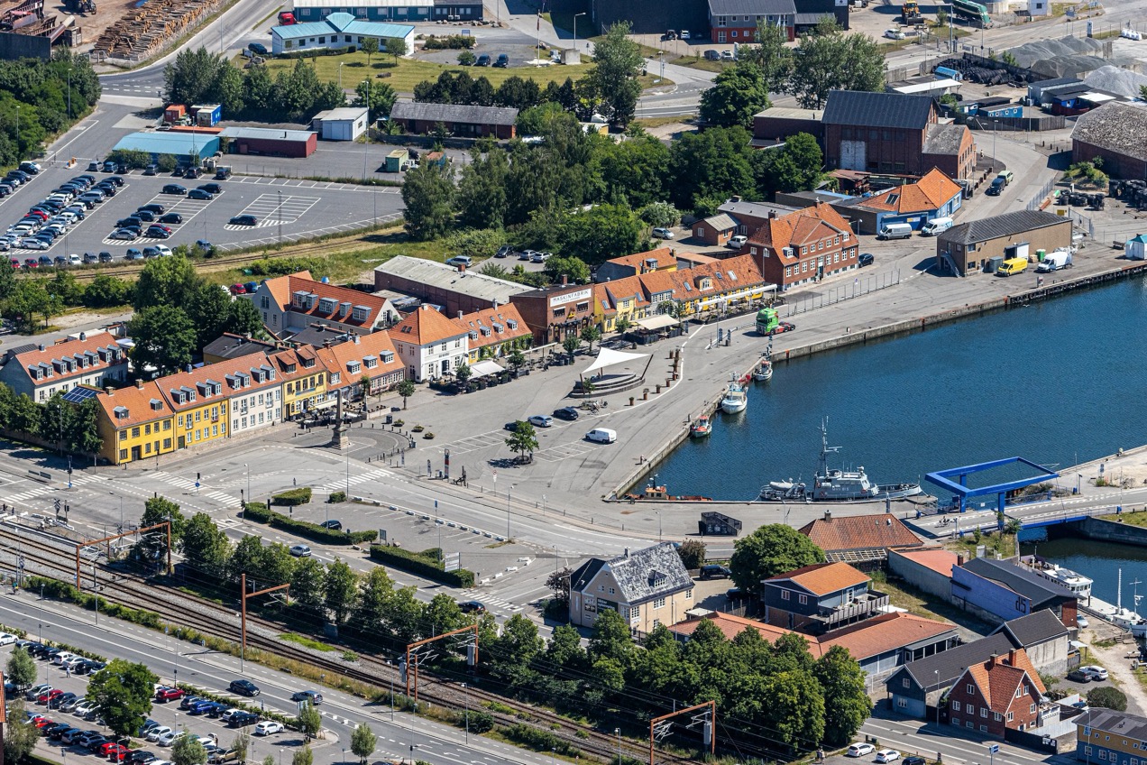 Luftbild vom Hafen Køge mit Altstadt und Fähranleger