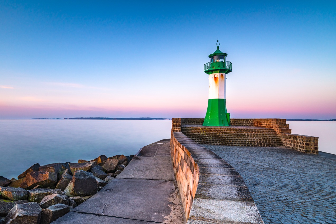 Leuchtturm an der Hafenmole von Sassnitz auf Rügen