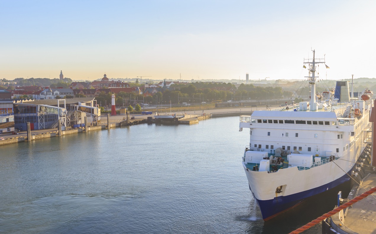 Fähre im Hafen von Ystad bei Sonnenaufgang